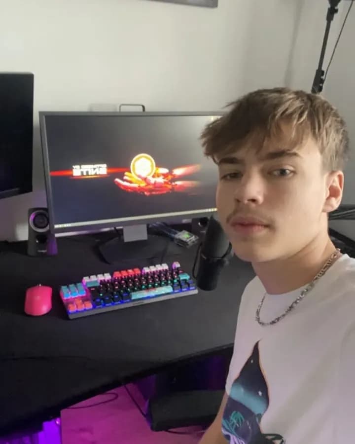 Maxime en 2023, devant son PC dans sa chambre