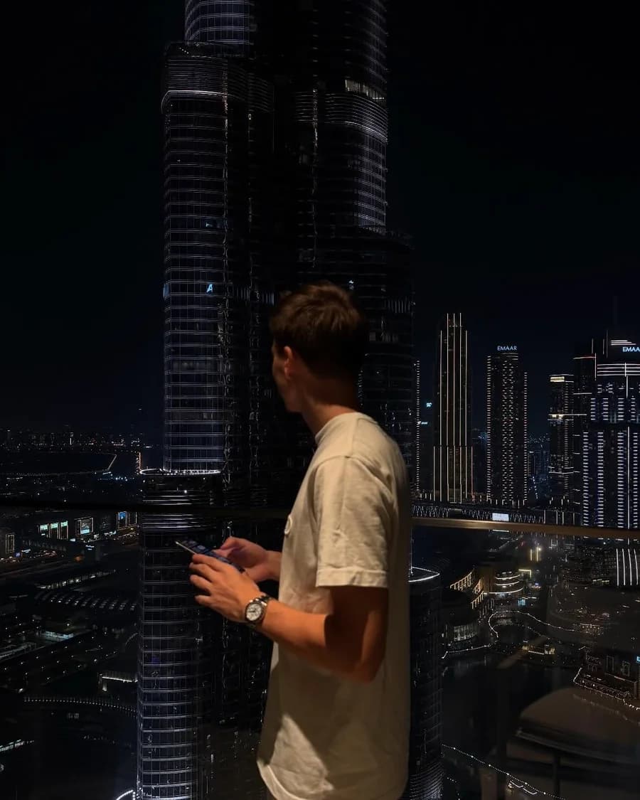 Maxime aujourd’hui, devant la skyline de Dubaï la nuit